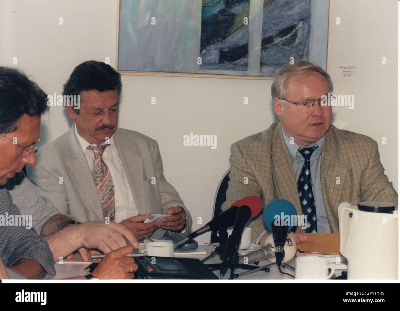 Dans la conférence de presse du Parlement de l'Etat de la CDU toujours chef de groupe parlementaire de la CDU Peter Wagner(r.) Annonce sa démission et propose Wolfgang Hackel(CDU) comme nouveau président. Parlement d'État. Fête. Photo: MAZ/Peter Sengpiehl, 02.09.1997 [traduction automatique] Banque D'Images