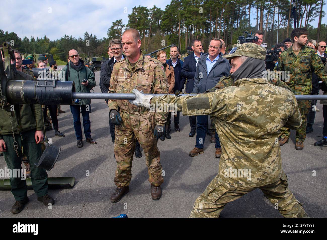 German Defense Minister Boris Pistorius, back centre, watches Ukrainian soldiers working on a tank gun during a visit to the Bundeswehr site in Klietz, Germany, Friday May 5, 2023. The soldiers from Ukraine are being trained to use and repair Leopard 1 A5 main battle tanks. German and Danish instructors are deployed for this purpose, supported by technicians from the industry. (Klaus-Dietmar Gabbert/dpa via AP) Banque D'Images