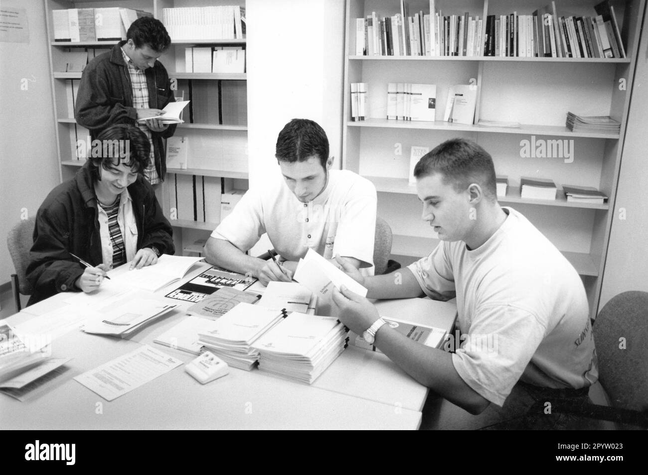 Centre d'Etat pour l'éducation politique sur le terrain de la Chancellerie d'Etat à Heinrich-Mann-Allee à Potsdam.Etudiants dans la salle de lecture de la bibliothèque photo:MAZ/Peter Sengpiehl 15.10.1996 [traduction automatique] Banque D'Images