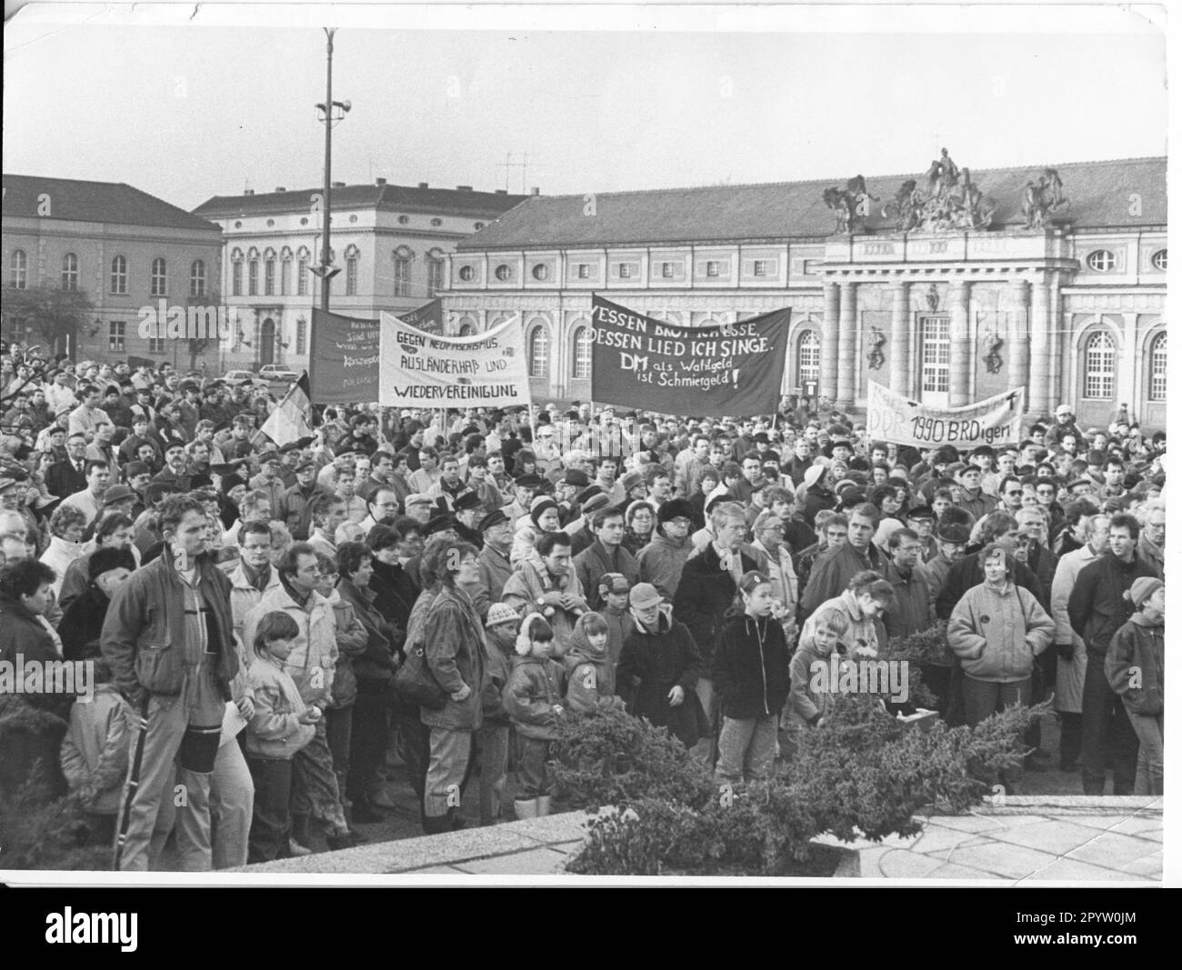 Le rallye de Potsdam Liebknecht et le Luxembourg sur 13 janvier 1990 bannières réunification D-Mark DM démocratie socialisme cœur et flamme du revirement de la révolution. GDR. historique. Photo: MAZ/Bruno Wernitz [traduction automatique] Banque D'Images