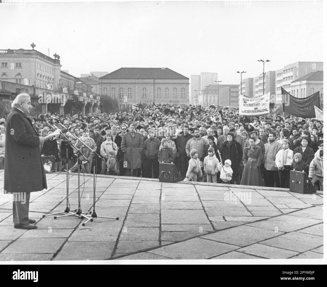 Potsdam rallye Liebknecht et Luxembourg sur 13 janvier 1990 bannières réunification D-Mark DM démocratie socialisme coeur et flamme de la révolution Wende Wendezeit.DDR historique. Photo: MAZ/Bruno Wernitz [traduction automatique] Banque D'Images