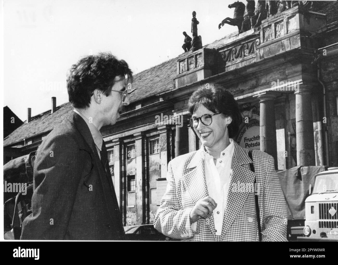 Lors d'une visite du centre historique de Potsdam, le ministre fédéral de la Construction Irmgard Adam-Schwaietzer a appris des projets de construction déjà en cours. Dieter Lehmann (l.) Du département du bâtiment et du logement de Potsdam a expliqué à l'invité de Bonn les tâches compliquées impliquées dans la préservation du centre-ville. Wende/délai d'exécution. Photo:MAZ/ Bernd gartenschläger, 11.04.1991 [traduction automatique] Banque D'Images