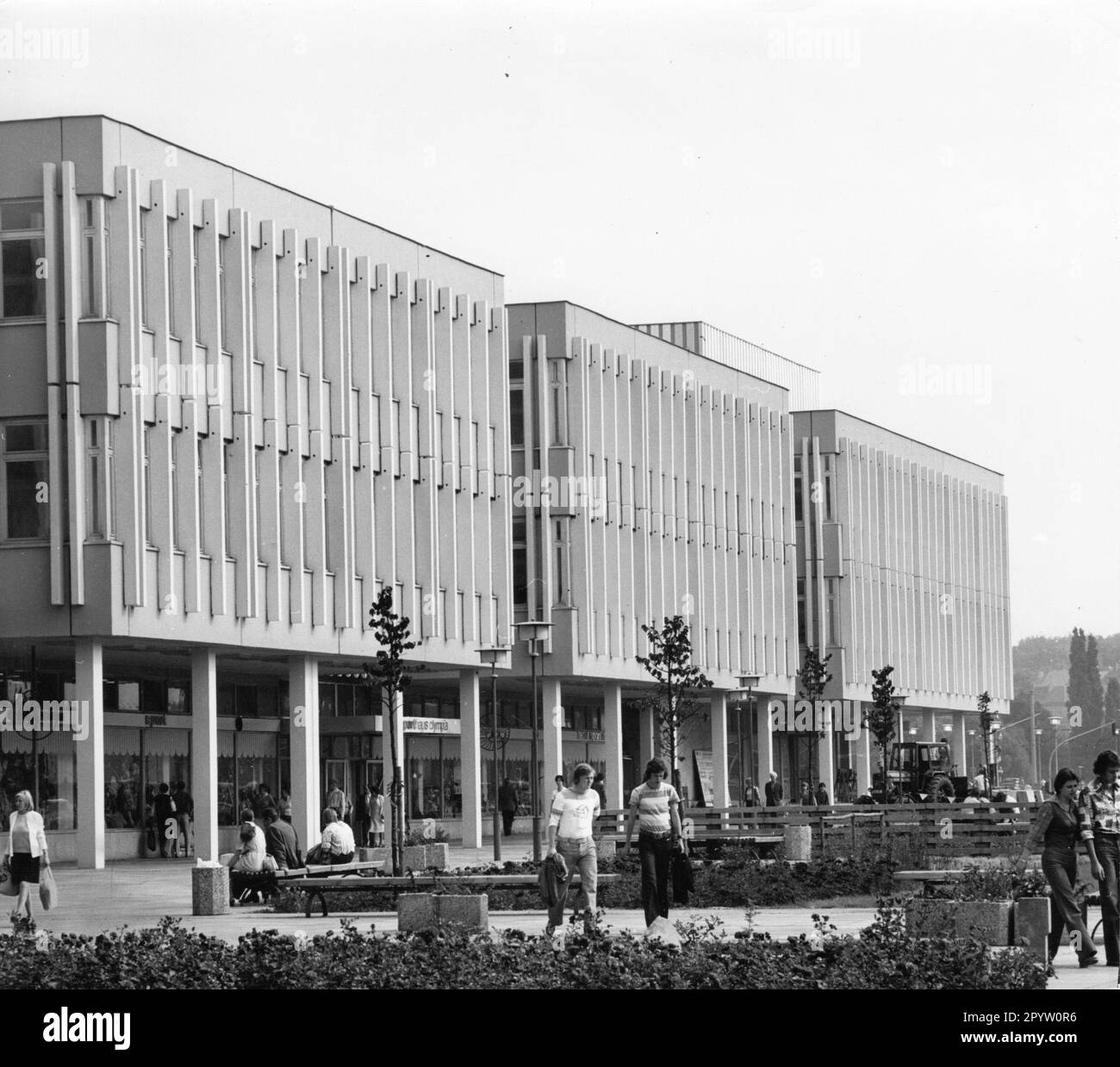 L'Institut de formation des enseignants (IFL) entre Alte Mark et Friedrich-Ebert-Straße à Potsdam. Ci-dessous, un centre commercial. Photo: MAZ/Archive, 70s [traduction automatique] Banque D'Images