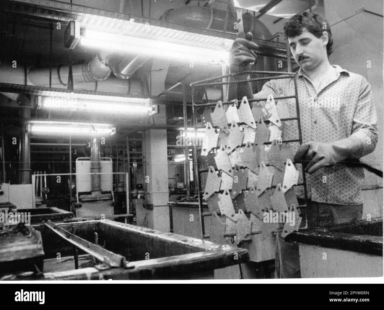 VEB Gerätebau Brieselang a un nouveau profil de production. Plus de petits transformateurs et de circuits imprimés pour les appareils ménagers. Les systèmes de sécurité ne sont plus produits, dont le client était l'ancien MFS, Stasi.DDR- Betriebe.Wende/Wendezeit. Photo: MAZ/Christel Köster, 08.01.1990 [traduction automatique] Banque D'Images