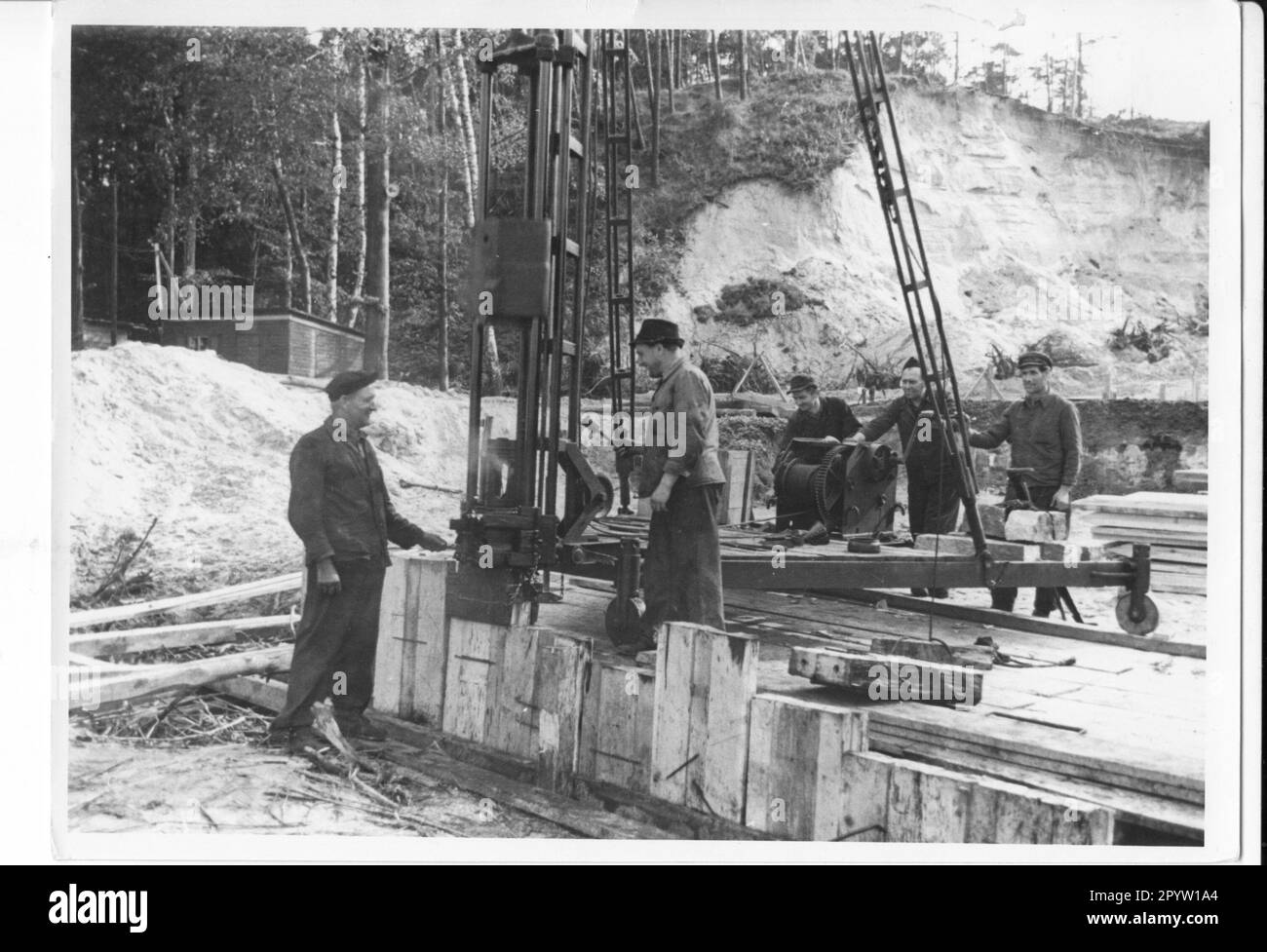 Avec la construction d'un barrage à travers le lac Templin et l'édification d'un pont sur le passage restant pour les bateaux et les navires, les travaux ont commencé en 1956 pour fermer l'anneau extérieur de Berlin du chemin de fer Reichsbahn entre Saarmund et Golm. Chemin de fer, brigade de pieu, ouvriers pieu planches en bois photo: Herbert Dörries [traduction automatique] Banque D'Images