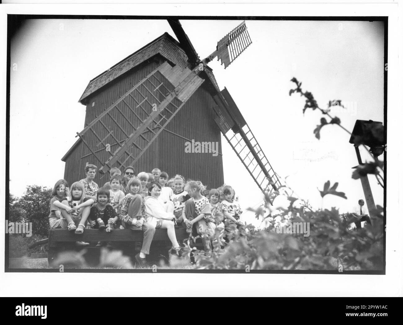 Werder/Havel: En cette année 1994, la ville de Blossom Werder invite au festival du moulin de 2nd. Sur 2 juillet, jeunes et vieux se rerencontreront sous les ailes tournantes pour un programme coloré. Le point culminant sera sans aucun doute l'inauguration du musée d'histoire locale et fruitière, qui sera ouvert au public par cérémonie après sa réinstallation dans l'ancienne prison et sa restructuration. Publié en 17.05.1994 photo: MAZ/Christel Köster [traduction automatique] Banque D'Images