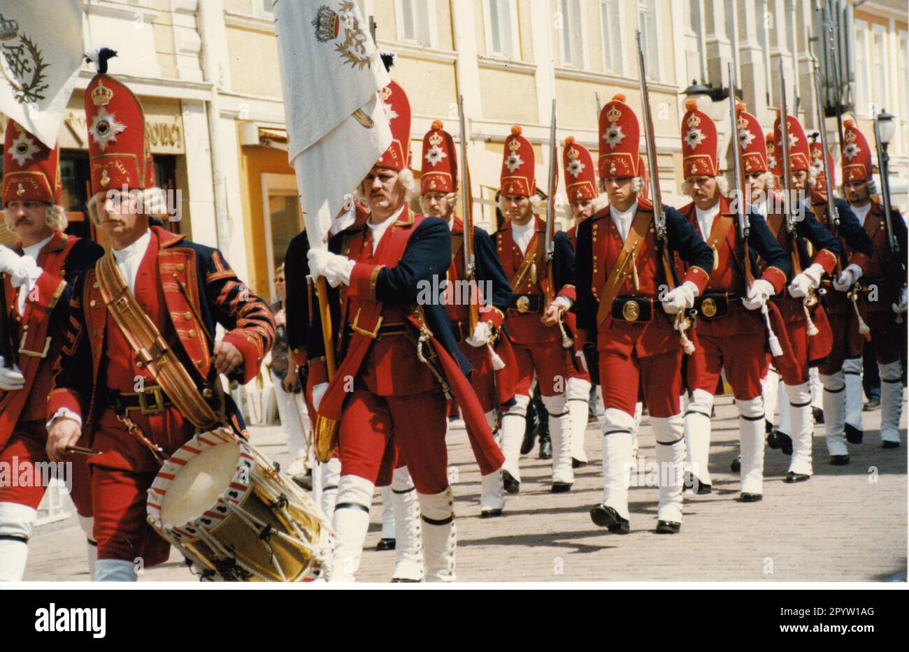 'Club traditionnel de Potsdam ''Lange Kerls''. Les 22 ''Lange Kerlss'' sont présents avec leur défilé de garde au festival de la ville de Potsdam qui se déroule sur deux jours. La procession traverse Brandenburger Strasse jusqu'à la porte de Brandebourg. Porte. Satutschießen.Traditionpflege.Foto:MAZ/Christel Köster, mai 1998 [traduction automatique]' Banque D'Images
