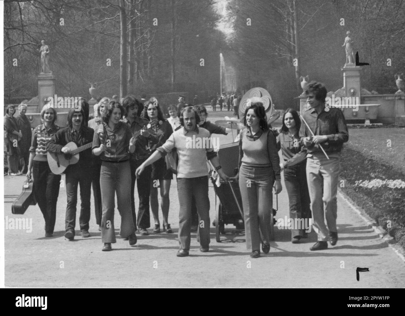 Préparatifs pour le X. World Festival à Potsdam. Spartacus- Singeklub sur la route du Festival mondial à Sanssouci.DDR. Photo: MAZ/Archive, juin 1973 [traduction automatique] Banque D'Images