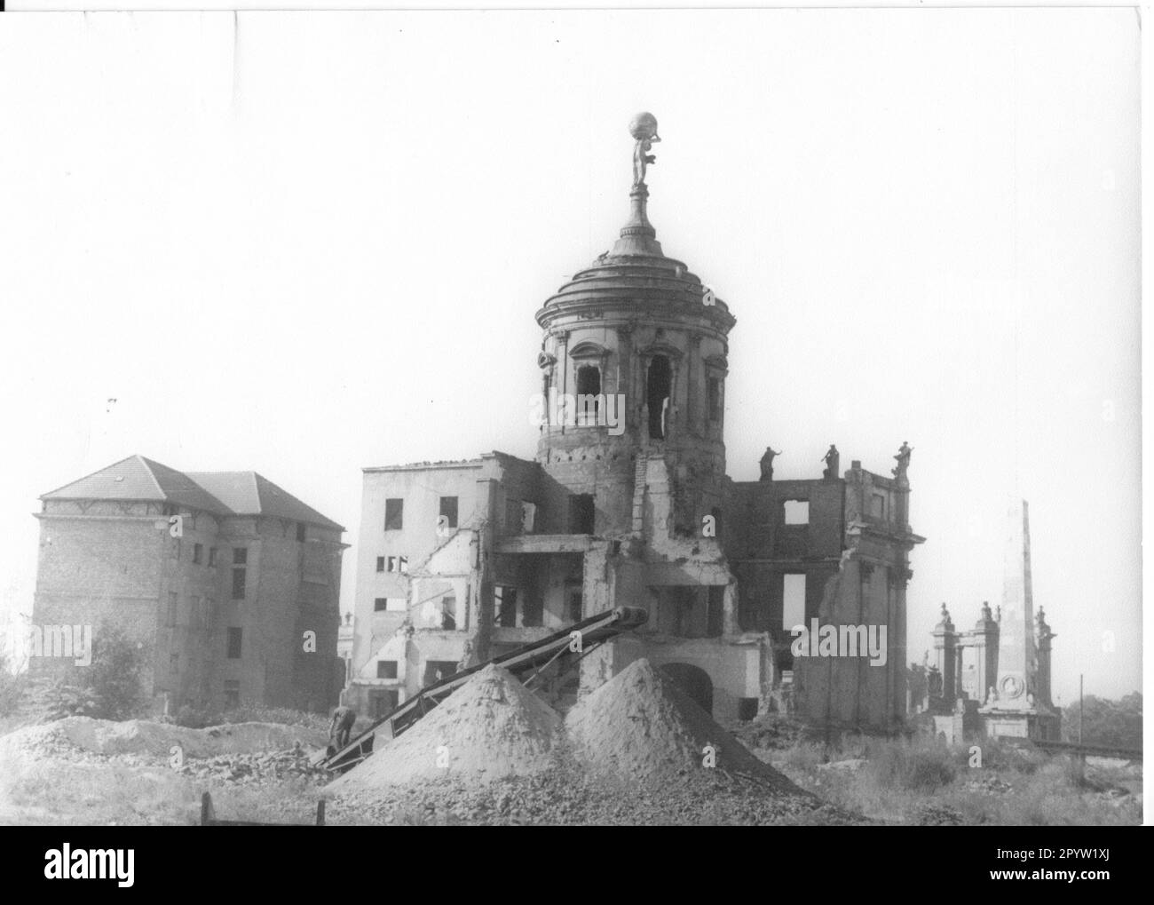 Potsdam bombes destruction guerre ruines l'ancien hôtel de ville a brûlé 1945 courroie de convoyeur obélisque sable montagnes. historique. Photo: MAZ/Horst Hanske [traduction automatique] Banque D'Images