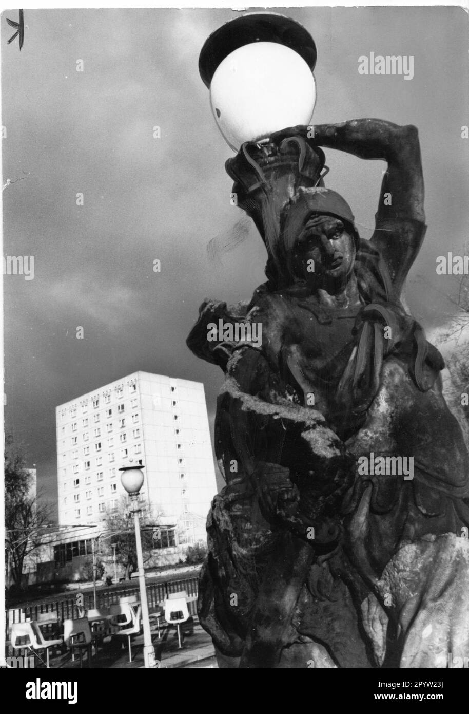 Porte-lanterne de Potsdam figure sculpture collectée historiquement de la région de la ville (où ????? aujourd'hui ????) Sur l'île Friendship Island grès à l'île café lampe nouvelle construction en novembre 1981 photo: MAZ/Wolfgang Mallwitz [traduction automatique] Banque D'Images