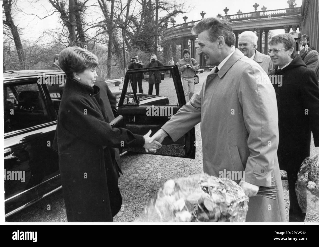 Visite de Mikhaïl Gorbatchev et de sa femme Raissa à Potsdam. Bienvenue par Günther Jahn au Palais de Sanssouci, derrière lui Jochen Mückenberger. Relations externes. GDR. historique. Photo:MAZ/Wolfgang Mallwitz, 1986 [traduction automatique] Banque D'Images