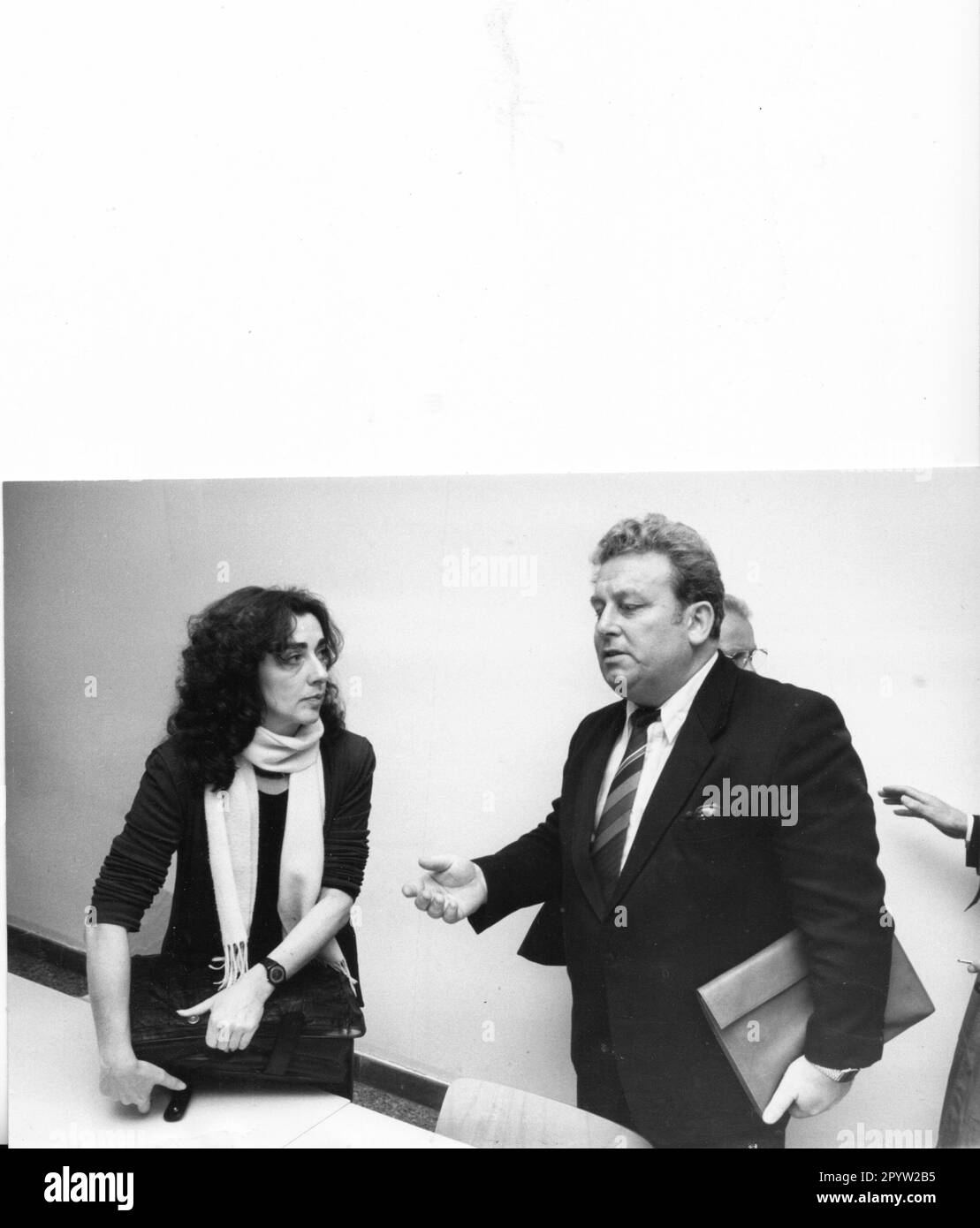 Conférence de presse avec le sénateur pour l'environnement Michaele Schreyer de Berlin et le ministre de l'environnement Peter Diederich de Brandebourg. Il s'agissait de la poursuite de l'exploitation de l'usine, qui brûlait des ordures de Berlin-Ouest à l'époque de la RDA. Rendez-vous sur la vue extérieure du camion 18.02.1990. . Photo: MAZ/Michael Hübner [traduction automatique] Banque D'Images