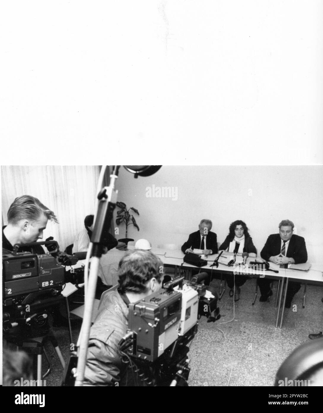 Conférence de presse avec le sénateur pour l'environnement Michaele Schreyer de Berlin et le ministre de l'environnement Peter Diederich de Brandebourg. Il s'agissait de la poursuite de l'exploitation de l'usine, qui brûlait des ordures de Berlin-Ouest à l'époque de la RDA. Rendez-vous sur la vue extérieure du camion 18.02.1990. . Photo: MAZ/Michael Hübner [traduction automatique] Banque D'Images