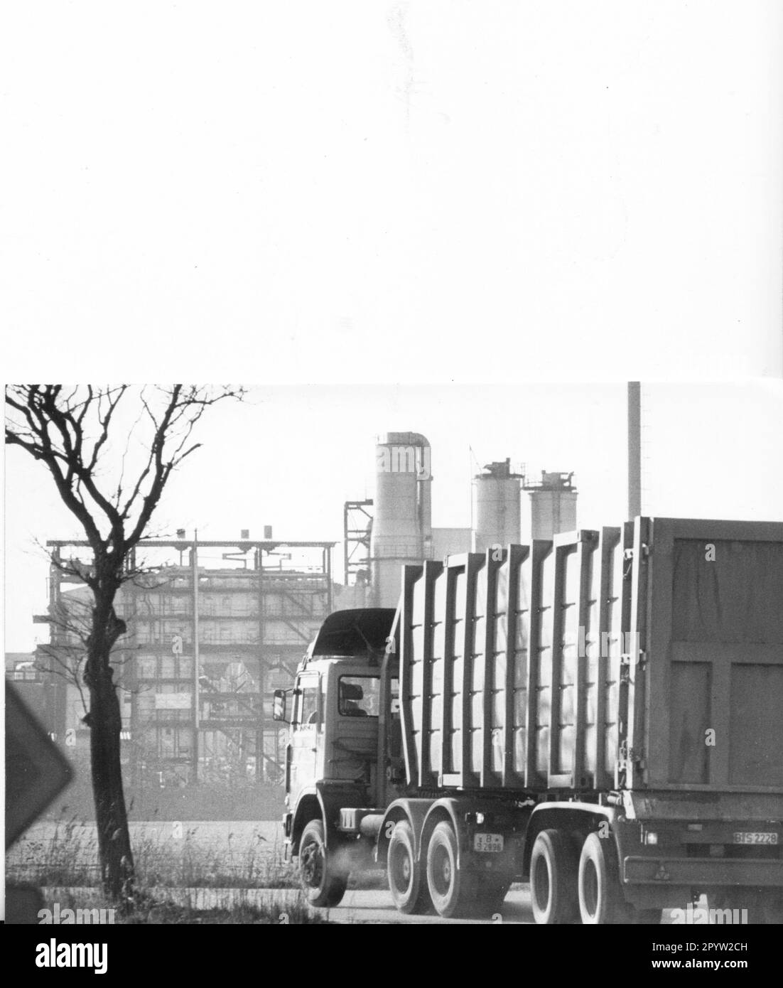 Conférence de presse avec le sénateur pour l'environnement Michaele Schreyer de Berlin et le ministre de l'environnement Peter Diederich de Brandebourg. Il s'agissait de la poursuite de l'exploitation de l'usine, qui brûlait des ordures de Berlin-Ouest à l'époque de la RDA. Rendez-vous sur la vue extérieure du camion 18.02.1990. . Photo: MAZ/Michael Hübner [traduction automatique] Banque D'Images