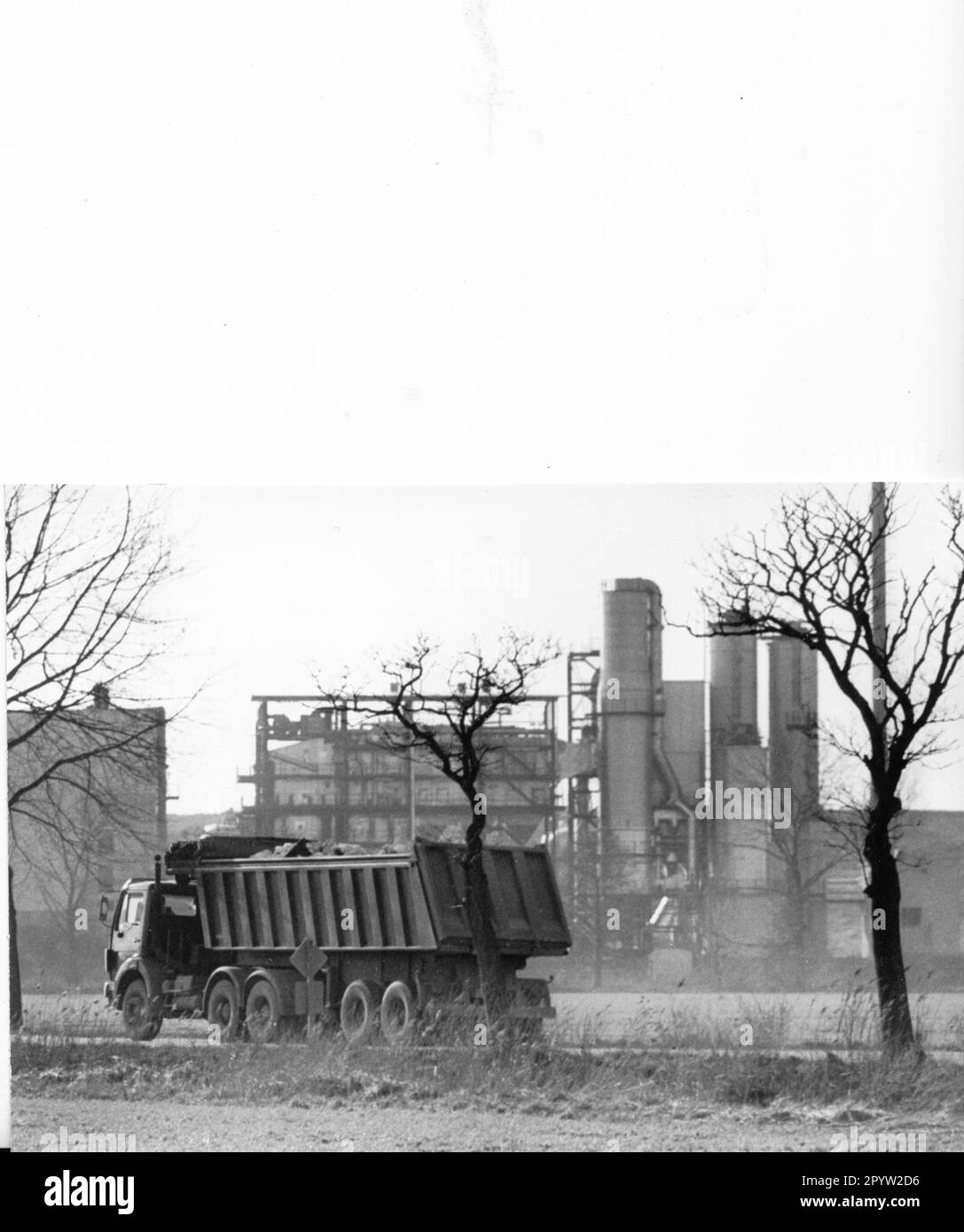 Conférence de presse avec le sénateur pour l'environnement Michaele Schreyer de Berlin et le ministre de l'environnement Peter Diederich de Brandebourg. Il s'agissait de la poursuite de l'exploitation de l'usine, qui brûlait des ordures de Berlin-Ouest à l'époque de la RDA. Rendez-vous sur la vue extérieure du camion 18.02.1990. . Photo: MAZ/Michael Hübner [traduction automatique] Banque D'Images