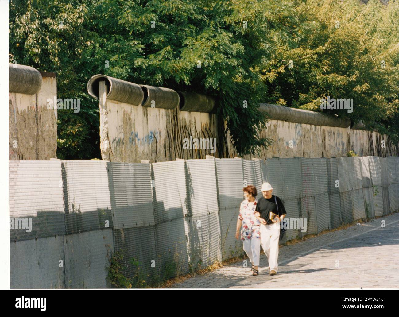 Ancien cours du mur à la Niederkirchnerstraße.il ya encore des pièces de mur d'origine et Maureste à voir.photo:MAZ/Bernd Gartenschläger, 1995 [traduction automatique] Banque D'Images