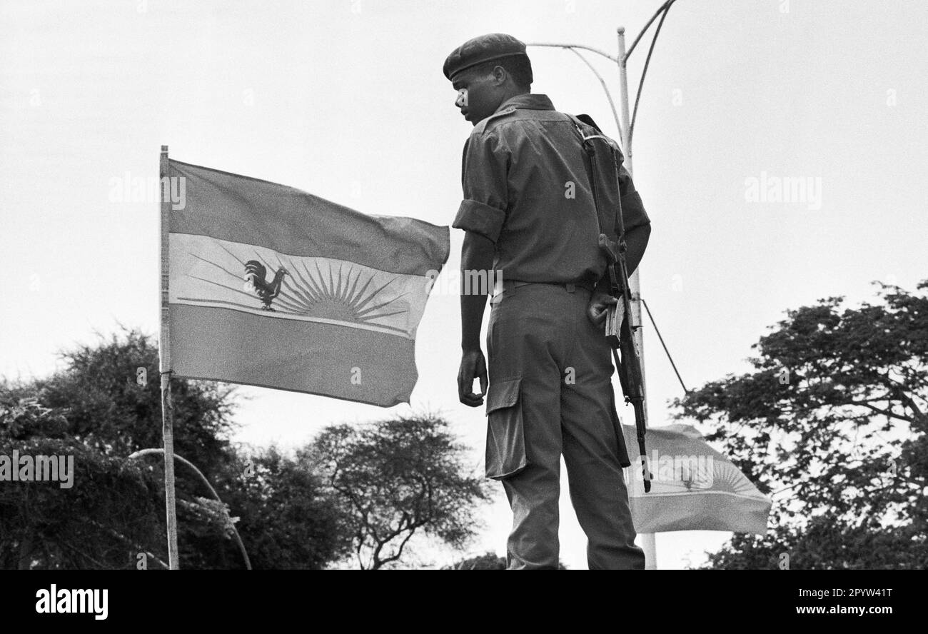 Angola, Luanda, 04.04.1992 Archives: 33-14-18 campagne électorale de l'UNITA photo: Soldat devant le drapeau de l'UNITA [traduction automatique] Banque D'Images