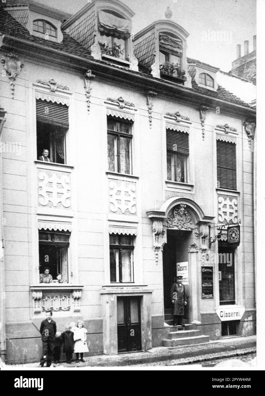 Maison à Jägerstraße 11 en 1912 à Potsdam. Le maître-vitrier Robert Daedelow se tient dans la porte d'entrée. Photo MAZ/Repro Archive [traduction automatique] Banque D'Images