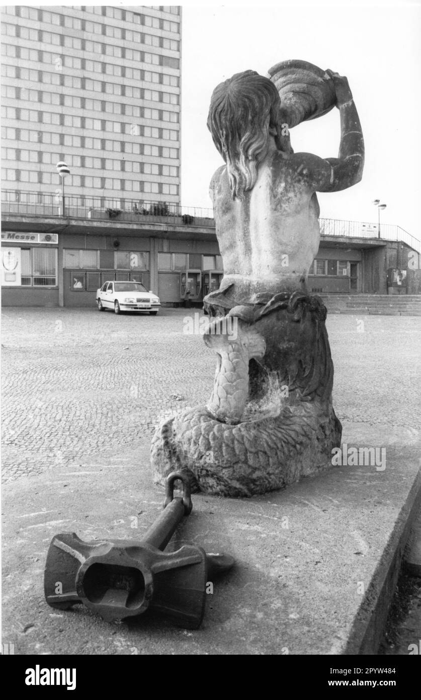 Potsdam Harbour Basin White Fleet Neptune sculpture Fountain Hotel Mars 1993 Mercure photo: MAZ/Michael Hübner [traduction automatique] Banque D'Images