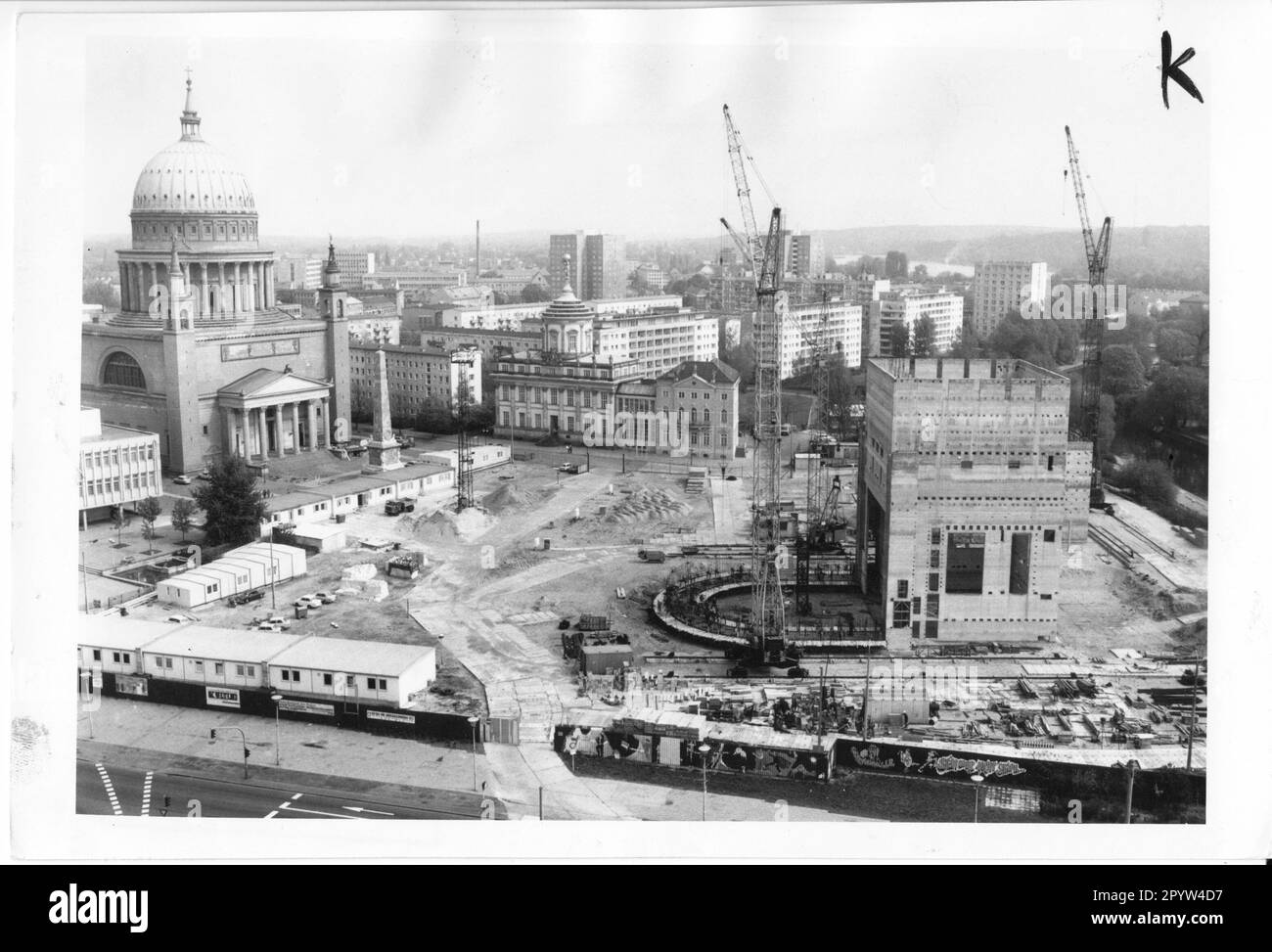 Potsdam Theatre nouveau bâtiment Alter Markt. Texte original à l'époque: Le nouveau théâtre de Potsdam continue de glisser vers le haut. À l'Alter Markt, à proximité immédiate de l'église Nikolaikirche de 71 mètres de haut, la construction du théâtre progresse rapidement. Après le noyau coulissant de 28 mètres de haut pour la maison de scène, le noyau de 21 mètres de haut pour l'auditorium avec 658 sièges monte maintenant dans l'air.DDR. historisch. Wende. Point de braquage. 03.05.1990 photo: Manfred Haseloff [traduction automatique] Banque D'Images