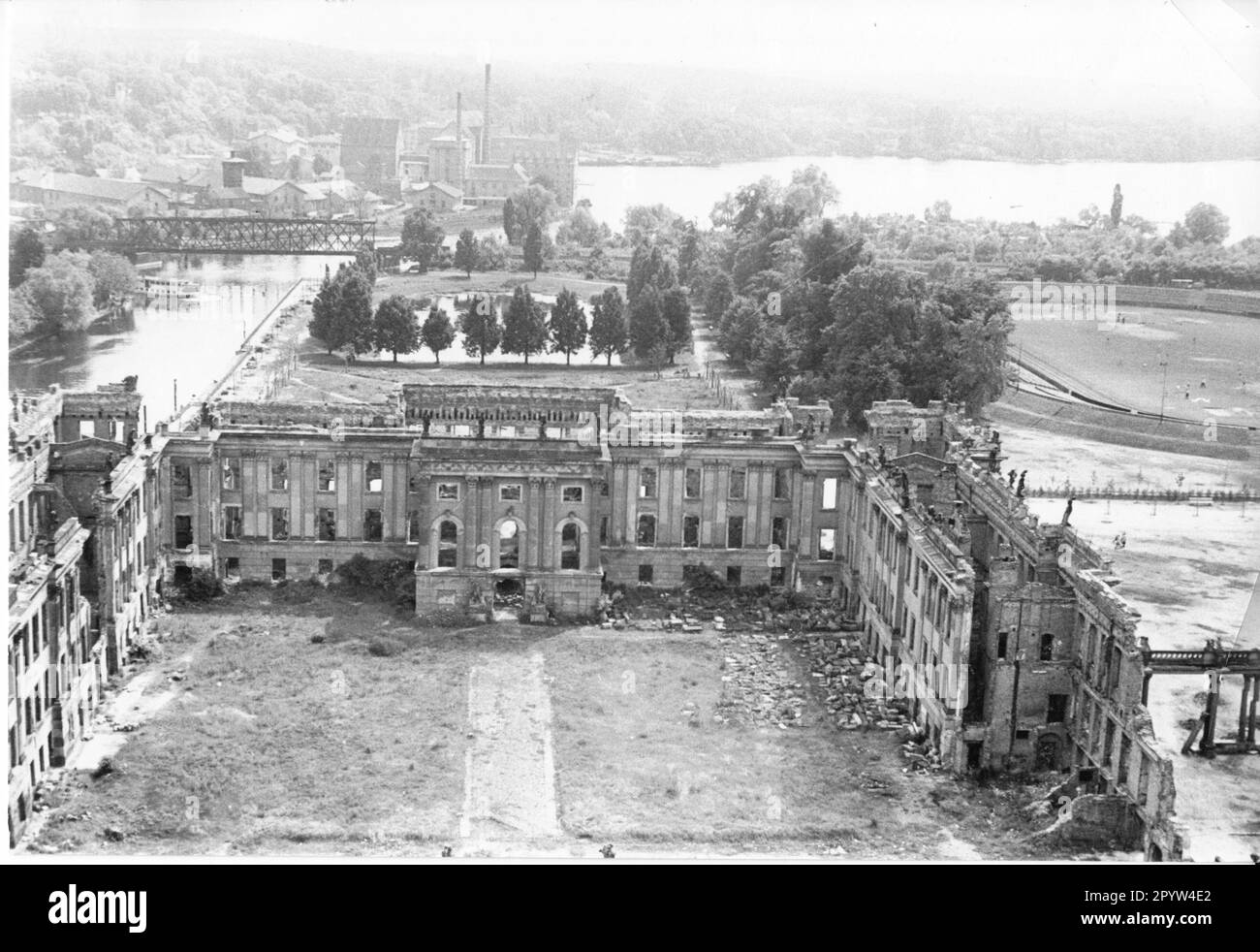 Potsdam le palais de la ville après le bombardement environ 1960 bombe de destruction nuit plaisir jardin Neptune fontaine.historique. GDR. Photo: MAZ/Werner Taag [traduction automatique] Banque D'Images