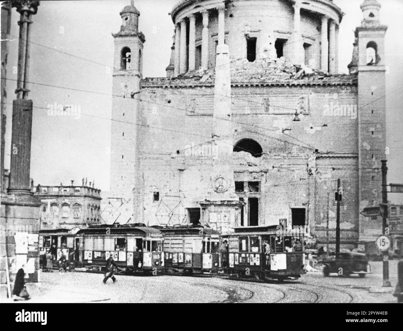 Détruit l'église Nikolai sur l'ancien marché.obélisque. Des tramways circulent devant lui. Vieux marché. GDR. Photo : MAZ/Archive, 50s. [traduction automatique] Banque D'Images