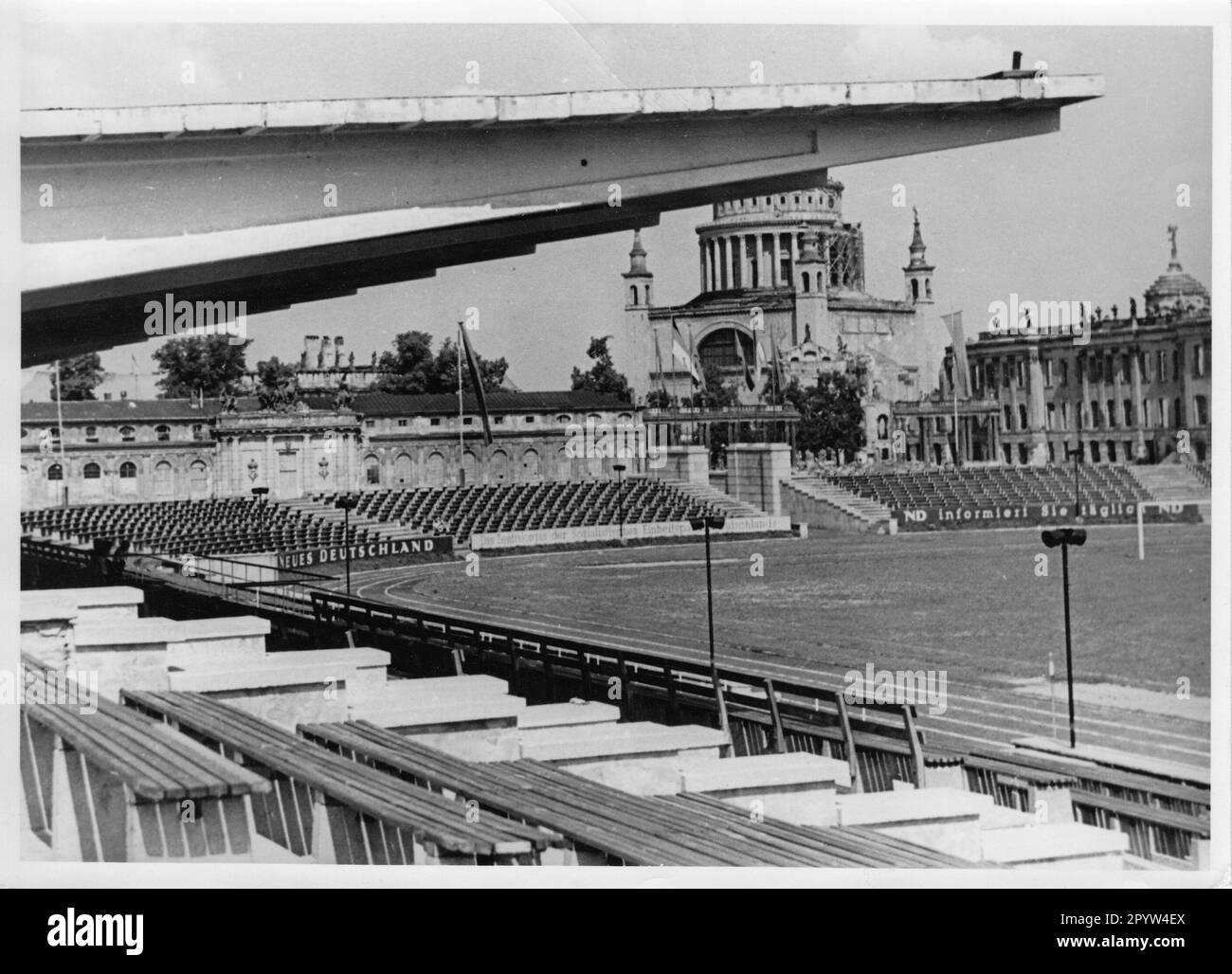 À cette époque, il était également appelé le stade de sports de police. Il a été construit sur le site de l'ancien Lustgarten. En arrière-plan, Marstall Nikolaikirche et les ruines du château de la ville. GDR. Photo:Herbert Dörries, vers 1958 [traduction automatique] Banque D'Images