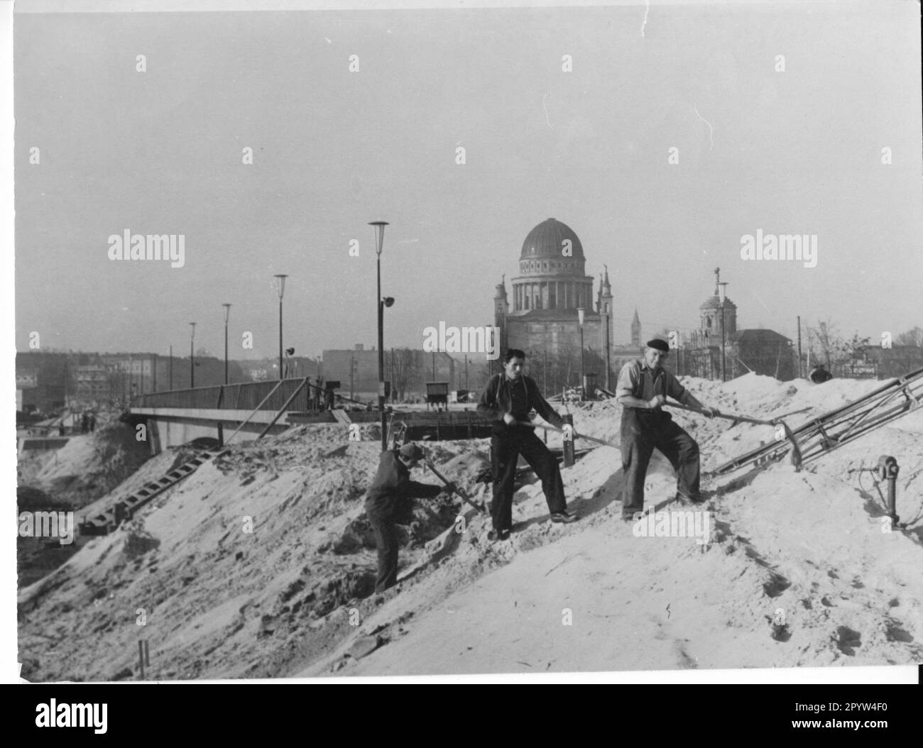 Potsdam travaux de construction de long pont sur 09.07.1961 pelles pente, Nikolaikirche. Historique. GDR. Photo: MAZ/Dieter Pein [traduction automatique] Banque D'Images