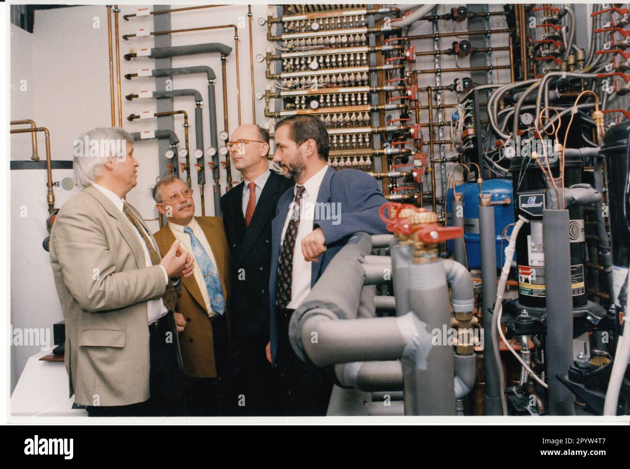 À Stubenrauchstraße 4 à Potsdam, les ministres Mathias Platzeck (1st de droite) et Burkhard Dreher (2nd de droite) inspectent la première maison en Allemagne à être équipée d'un système de technologie solaire de FMC. Alois Schwarz (1st de gauche) explique le système. Technologie environnementale. Énergies renouvelables.solaire. Photo: MAZ/Archive, 1996 [traduction automatique] Banque D'Images