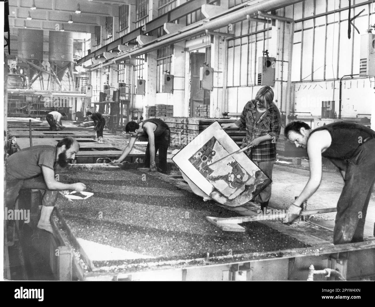 Le couple d'artistes Karin et Siegfried Rudolf ont lancé une expérience au Wohnungsbaukombinat (WBK) Plattenwerk Brandenburg. Concevoir la production de murs extérieurs avec des cloisons de couleur. Fonctionnement. GDR. historique. Photo: MAZ/Bruno Wernitz, août 1978 [traduction automatique] Banque D'Images