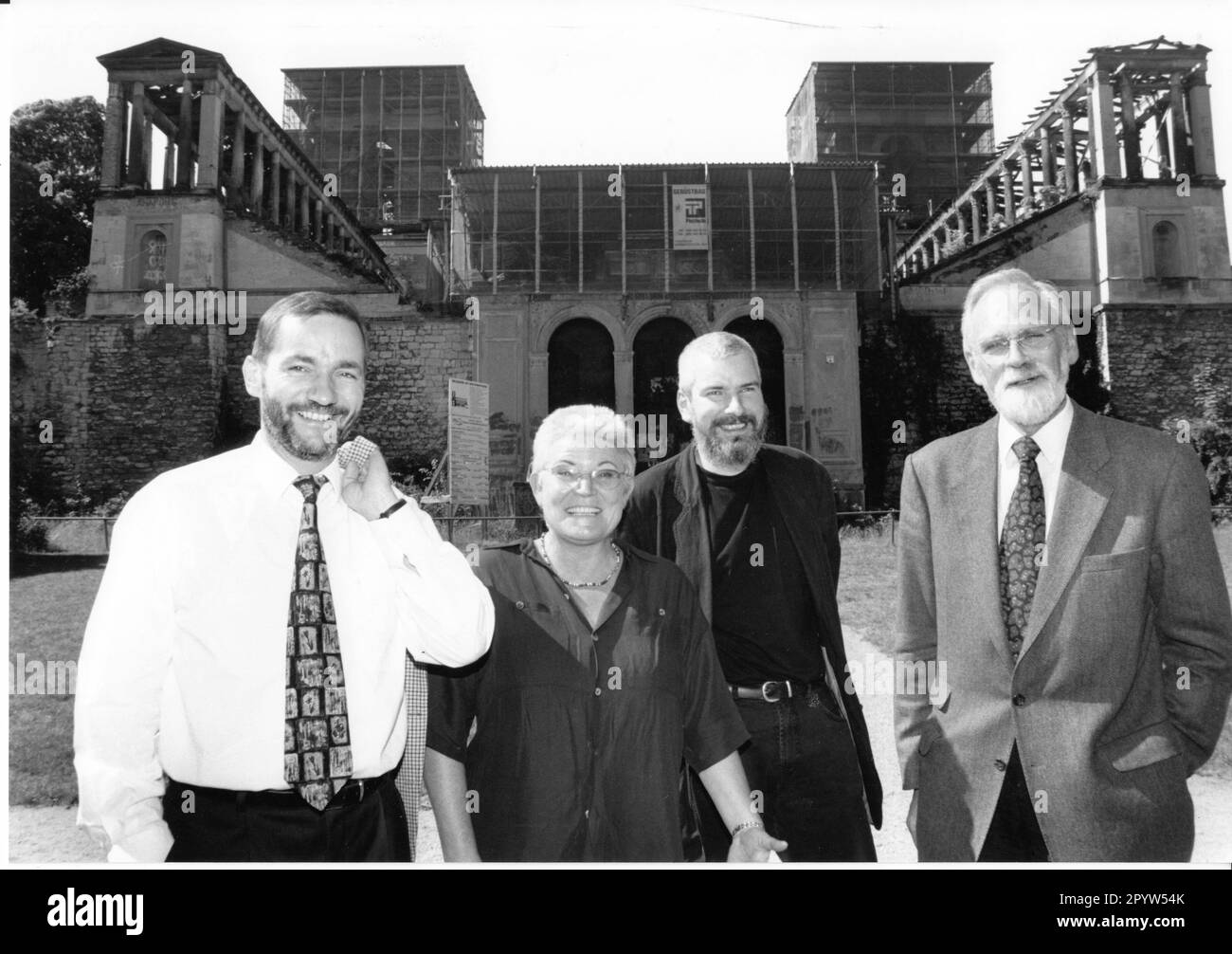 900 000 marques de l'association patron Wilma Simon pour la restauration du Belvédère. Le général de la Fondation Hans-Joachim Giersberg(r.), co-fondateur Matthias Platzeck(l.) Et le directeur de l'Association Pfingstberg Wieland Eschenburg (retour).financement. Palais du Belvédère sur le Pfingstberg. Photo: Christel Köster, [traduction automatique] Banque D'Images