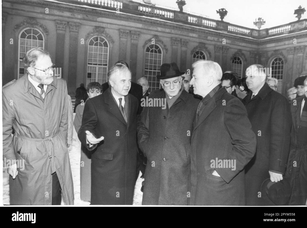 Le président italien Francesco Cossiga et le président allemand Richard von  Weizsäcker se sont rendus au palais de Sanssouci à Potsdam. (De gauche)  Hans-Joachim Giersberg, Manfred Stolpe, Francesco Cossiga, Richard von  Weizsäcker.photo:MAZ/Michael