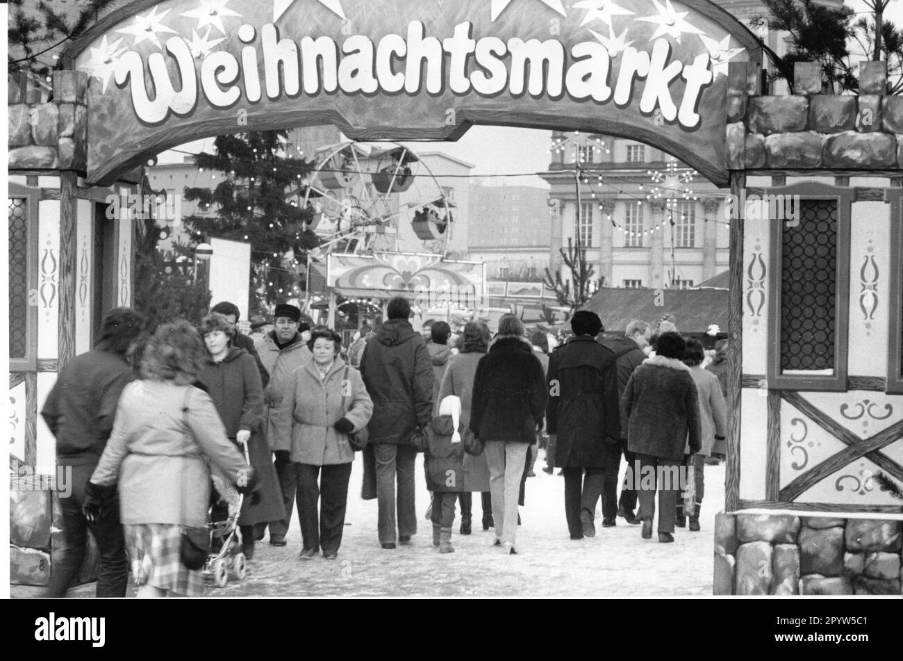 Porte d'entrée du marché de Noël de Potsdam à l'Alter Markt. Vieux marché. Noël. marché. Commerce.détail. GDR.historique. Photo: MAZ/Michael Hübner, novembre 1985 [traduction automatique] Banque D'Images