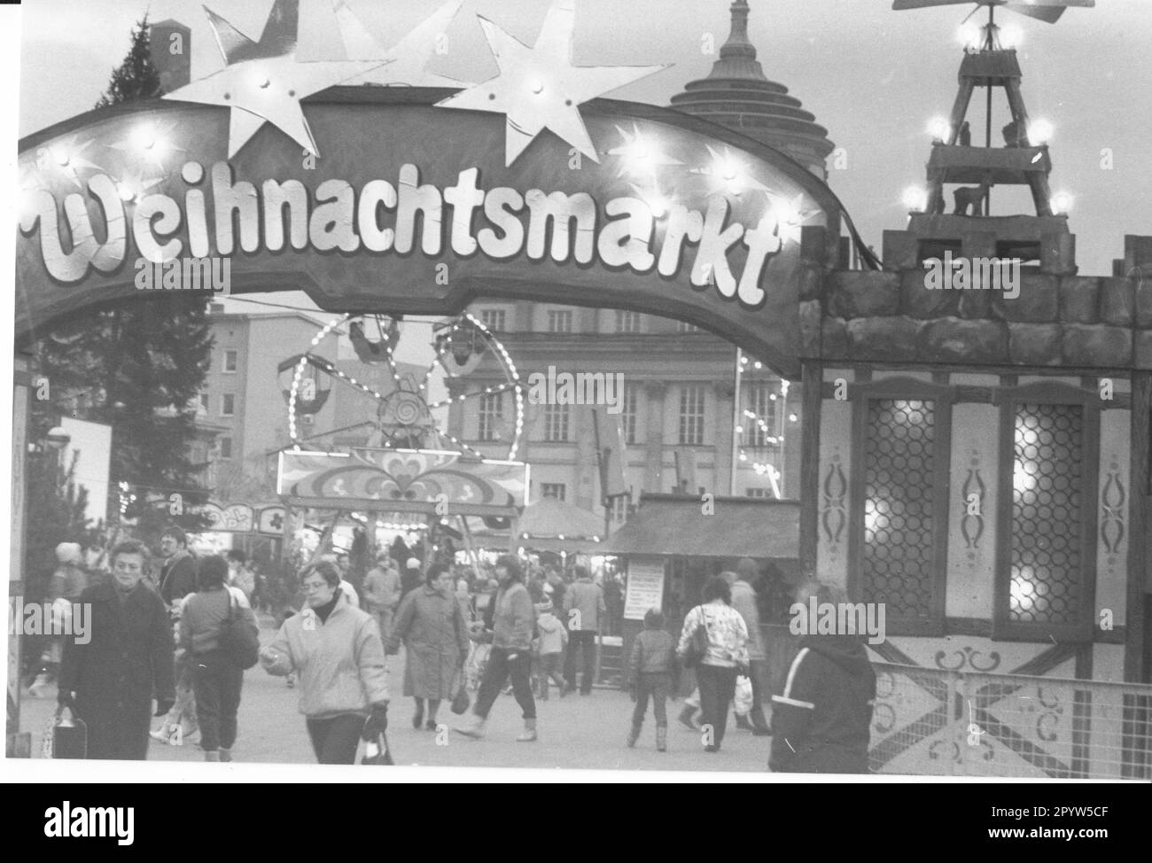 Porte d'entrée du marché de Noël de Potsdam à l'Alter Markt. Vieux marché. Noël. marché. Commerce.détail. GDR.historique. Photo: MAZ/Michael Hübner, décembre 1987 [traduction automatique] Banque D'Images