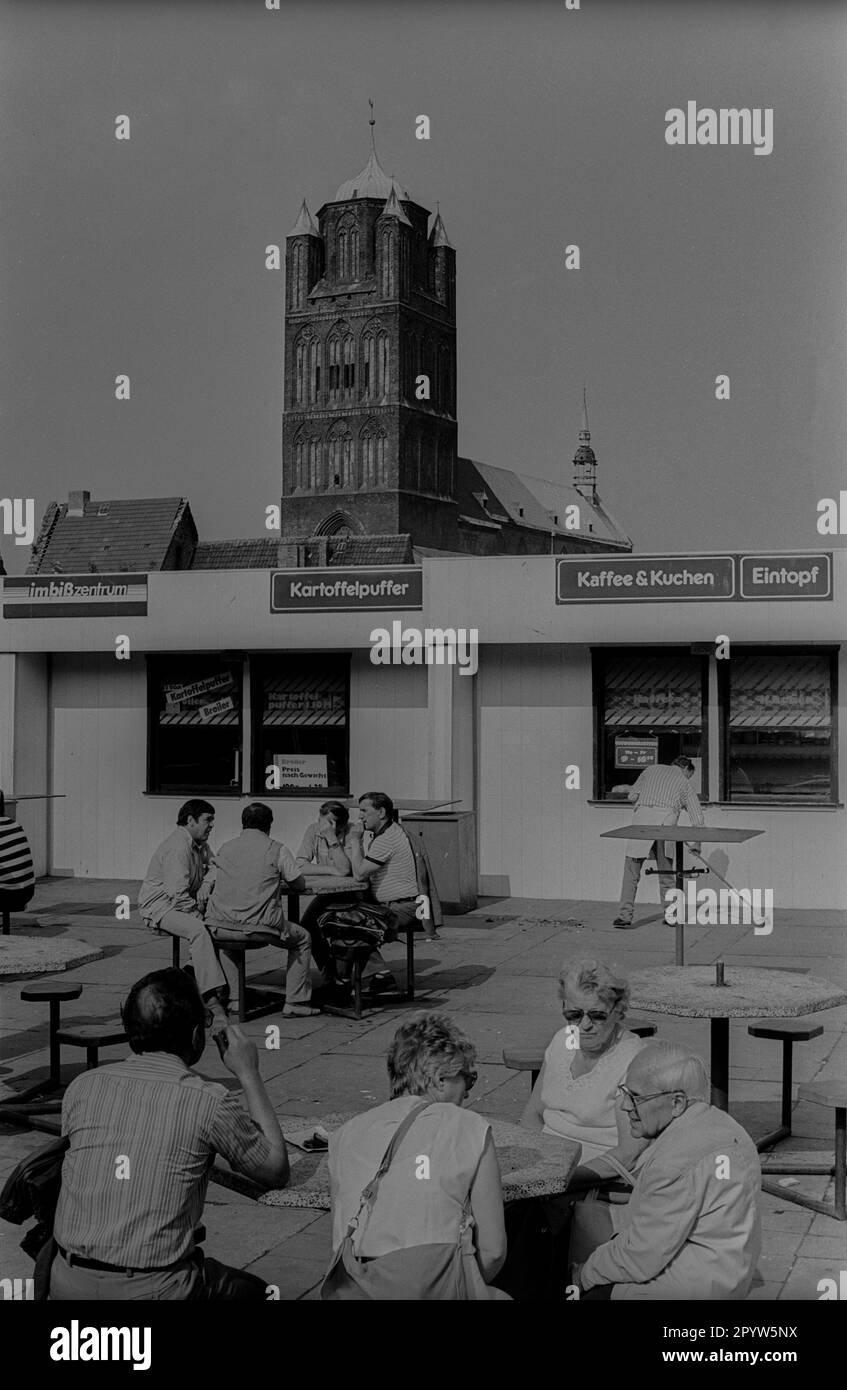 GDR, Stralsund, 9,6.1988, snack-bar à Stralsund, crêpes aux pommes de terre, café et gâteau, ragoût, en arrière-plan l'église Saint-Jakobi, [traduction automatique] Banque D'Images