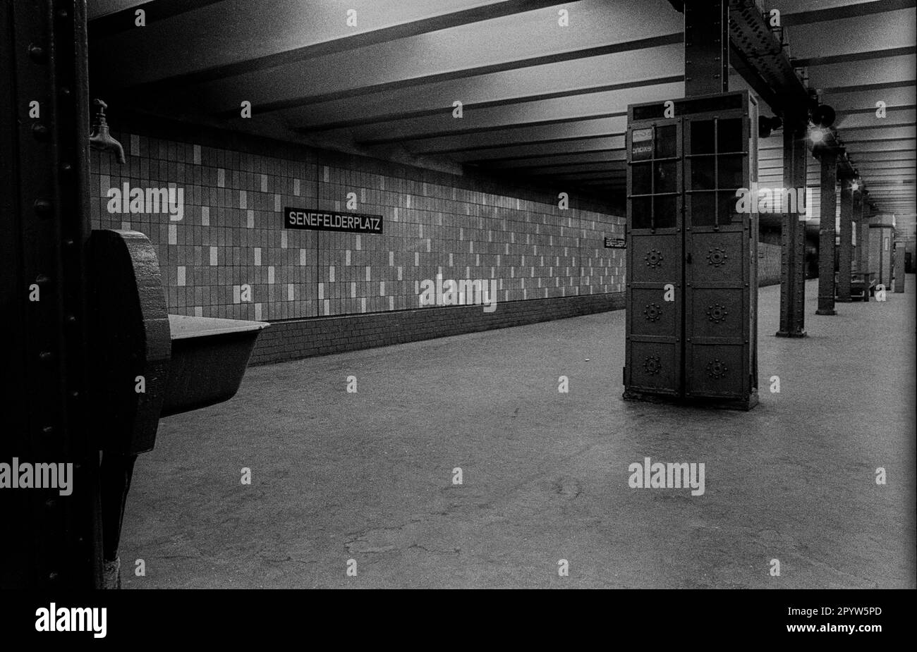 GDR, Berlin, 19.03.1989, station de métro Senefelderplatz évier et armoire  de pompiers, [traduction automatique] Photo Stock - Alamy