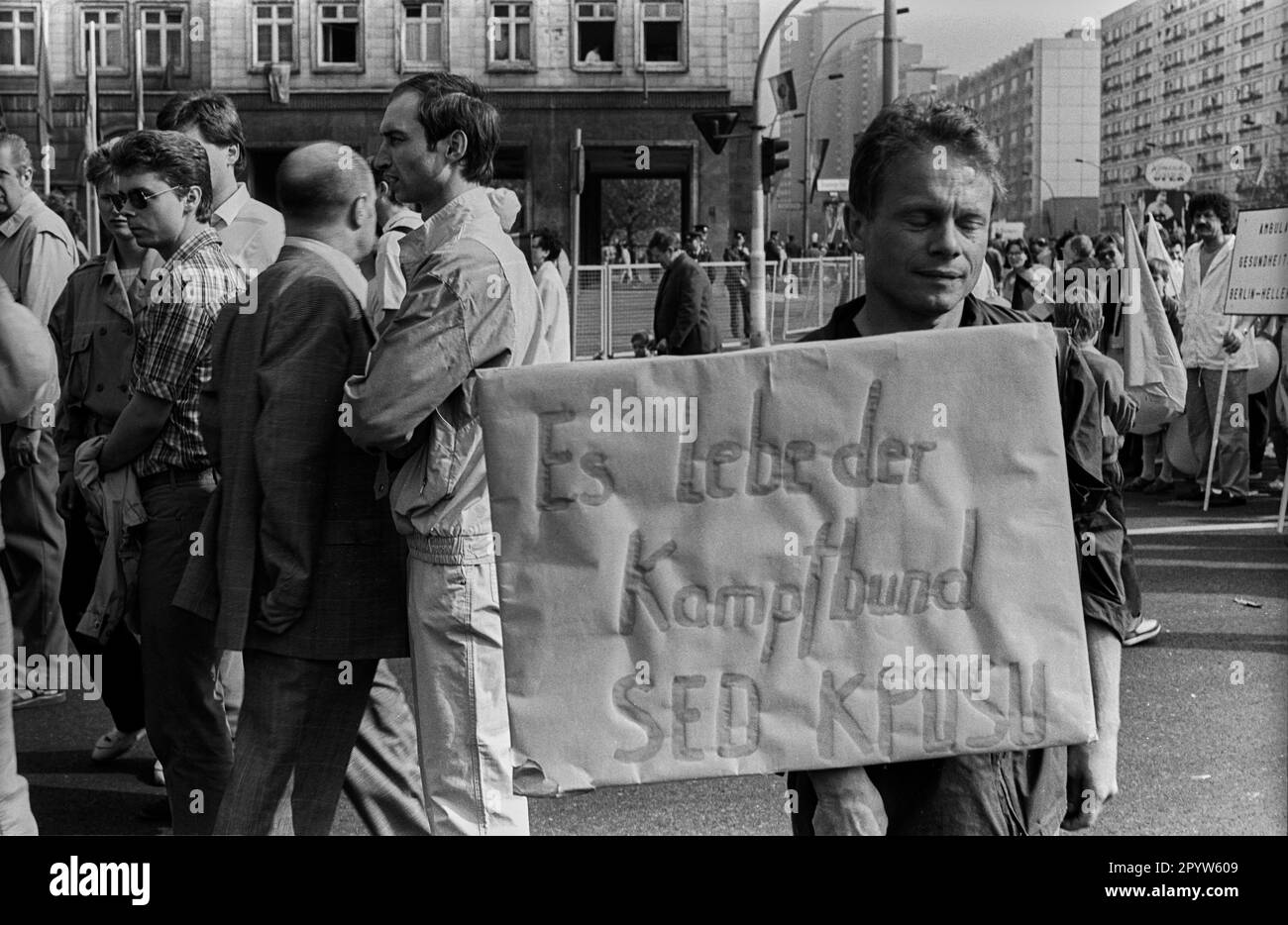 'GDR, Berlin, 01.05.1988, démonstration de 1 mai à Karl-Marx-Allee, ''long live the Fighting Alliance SED - CPSU'', le démonstrateur a probablement été ''sorti de la rue'' peu après, (sur la gauche dans la photo l'acteur Ekkerhard Schall est en train de se battre au coin de la rue ...), [traduction automatique]' Banque D'Images