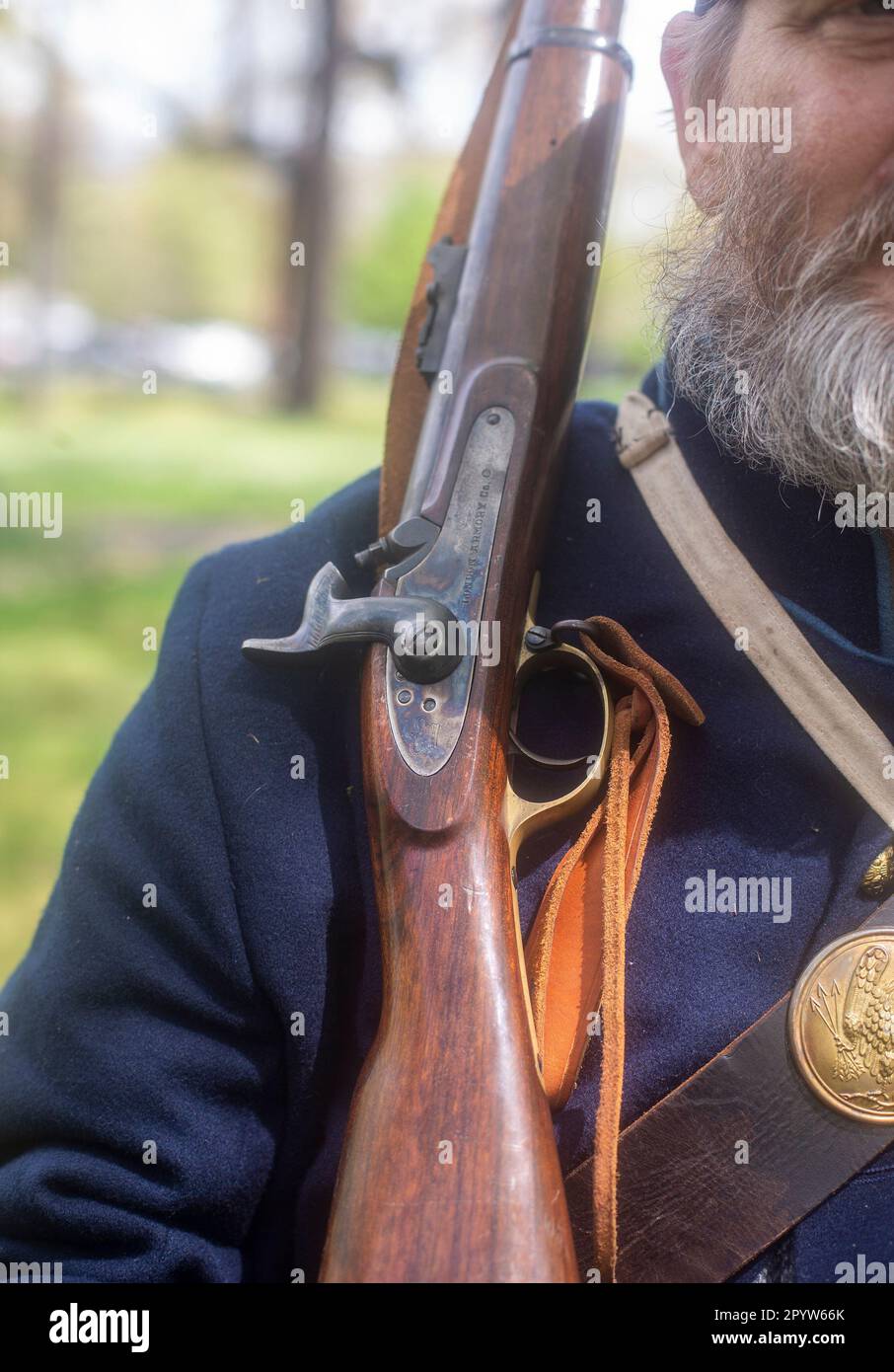 Homme tenant un fusil lors d'une reconstitution de la guerre de Sécession Banque D'Images