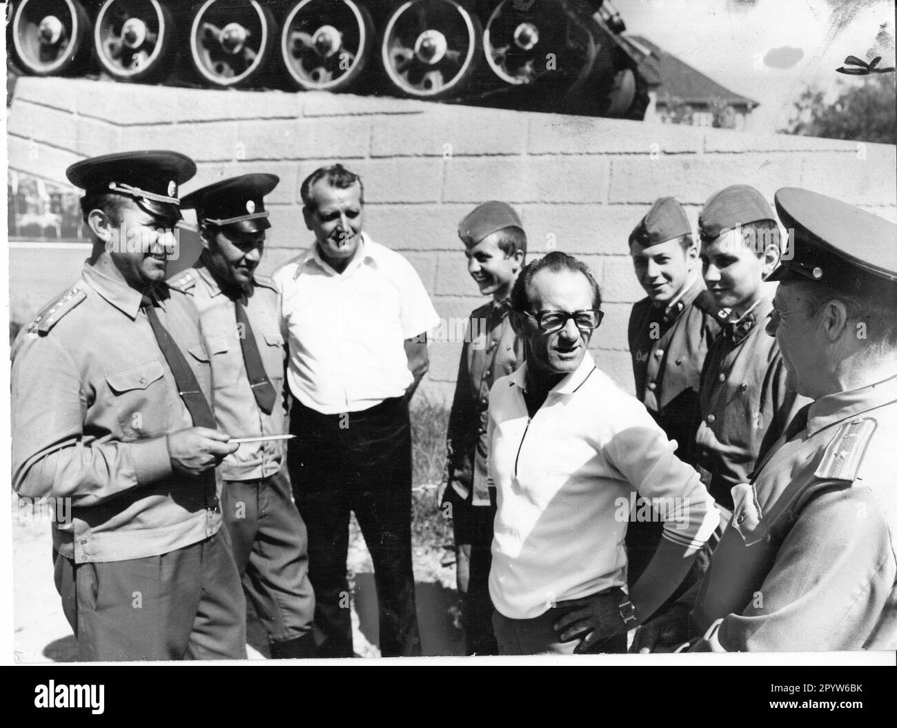 VEB Metallaufbereitung Potsdam-Babelsberg et une unité de l'armée soviétique sont liés par un parrainage amical. Le camarade Alfred Prybilski (devant) et le secrétaire du Parti Eberhard Mroch en conversation. Photo: MAZ/ Wolfgang Mallwitz [traduction automatique] Banque D'Images