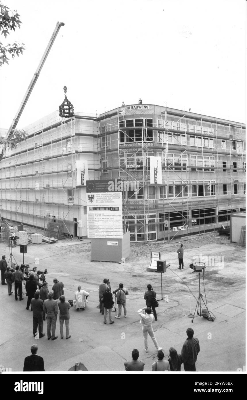 Cérémonie de remise en forme du centre de télévision avec maison de médias sur le site du studio Defaa. Quatre studios de production cinématographique sont construits. Photo: MAZ/Peter Sengpiehl, 11.05.1995 [traduction automatique] Banque D'Images