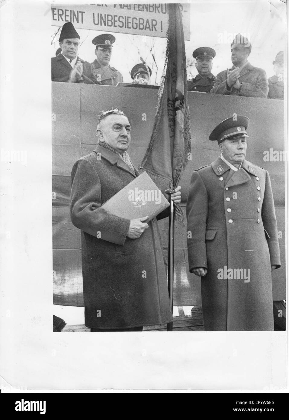 Le lieutenant général Vinogradov (r.) a remis le drapeau traditionnel au camarade Hermann Ribegge, secrétaire du parti de Schenkendorf. Les communistes du village ont reçu le drapeau des camarades soviétiques du 11th Regiment de la Division des fusils de 4th au début de 1927 et il est tombé entre les mains des fascistes en 1933. Photo:MAZ/Bruno Wernitz [traduction automatique] Banque D'Images