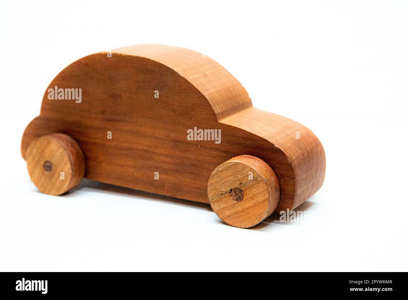 voiture en bois de jouet en bois de cerisier, isolée sur un fond blanc fait par un charpentier, menuiserie, travail du bois, travail du bois Banque D'Images