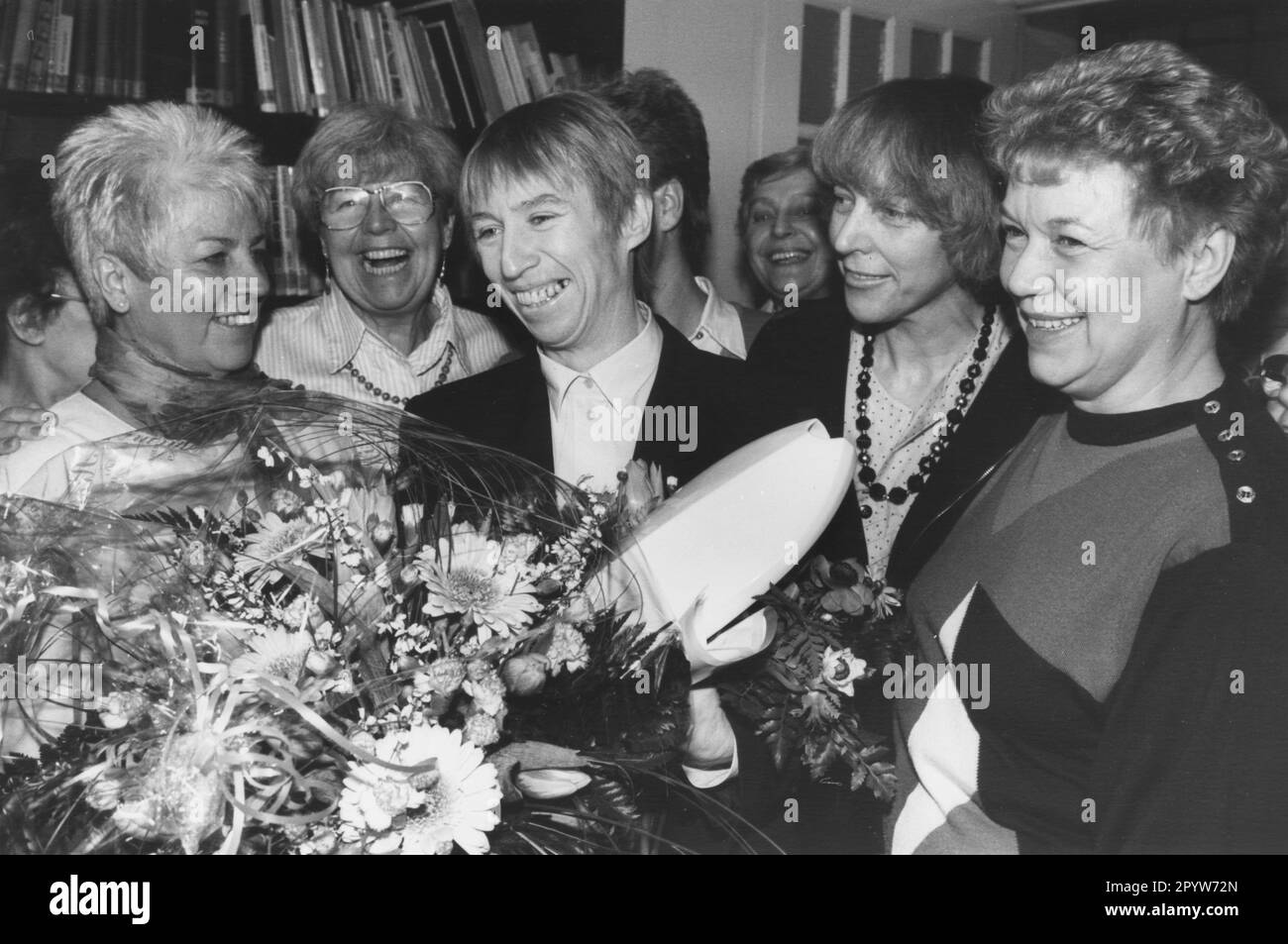 Regine Hildebrandt, politicien allemand, ministre des Affaires sociales du Brandebourg. Ici: Félicitations pour avoir reçu le titre honorifique ''Femme de l'année 1991. Photo: MAZ/Michael Hübner. [traduction automatique]' Banque D'Images