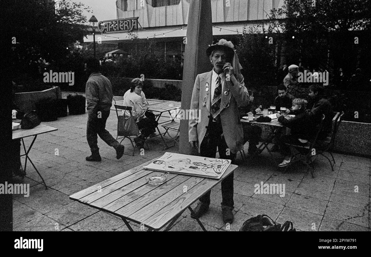 GDR, Berlin, 07.10.1988, la nuit de Ramersdorf (acteur Friedrich Steinhauer) avec harmonica ..., 39th anniversaire de la RDA, 7 octobre, 39th République Day, Alexanderplatz, [traduction automatique] Banque D'Images