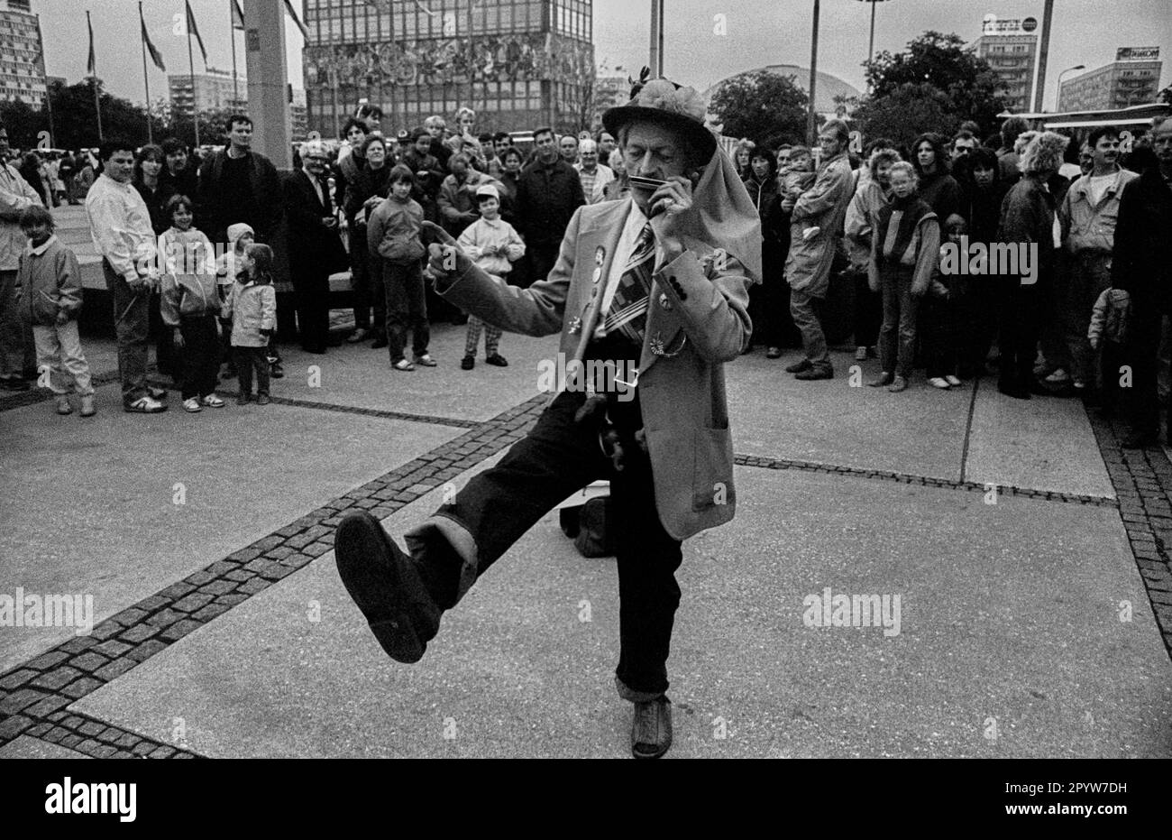 GDR, Berlin, 07.10.1988, la nuit de Ramersdorf (acteur Friedrich Steinhauer) avec harmonica ..., 39th anniversaire de la RDA, 7 octobre, 39th République Day, Alexanderplatz, [traduction automatique] Banque D'Images