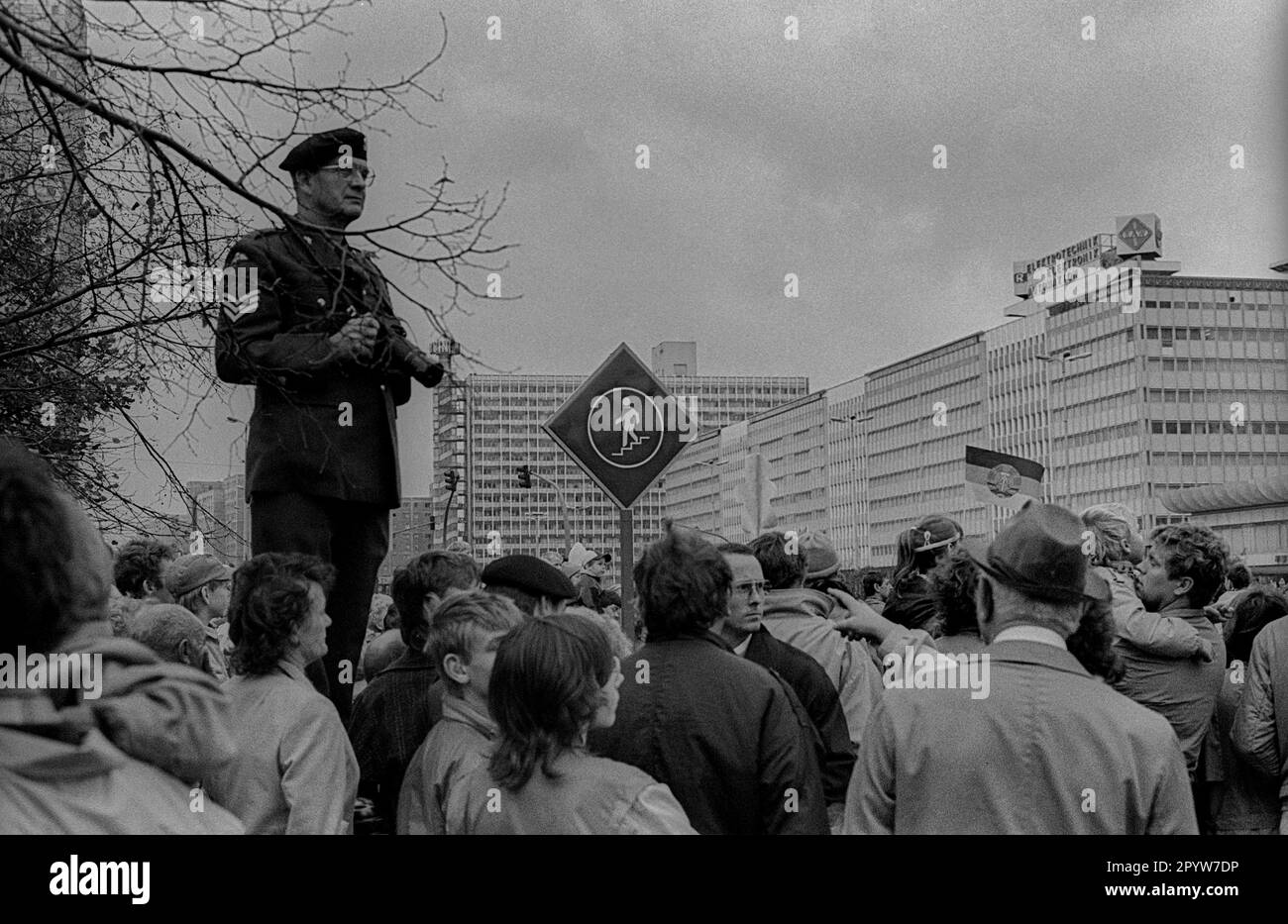 DDR, Berlin, 07.10.1988, Militärparade der NVA zum 39. TAG der Republik, Allierter Beobachter, mit Fotoapparat, Karl-Marx-Allee, Banque D'Images