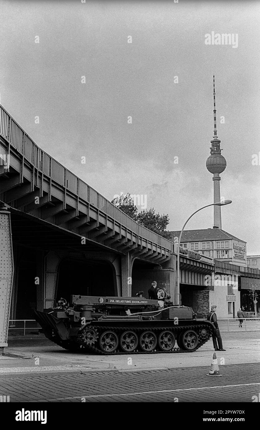 GDR, Berlin, 07.10.1988, défilé militaire de la NVA pour la Fête de la République de 39th, chars de récupération, soldats, pont Jannowitz, [traduction automatique] Banque D'Images