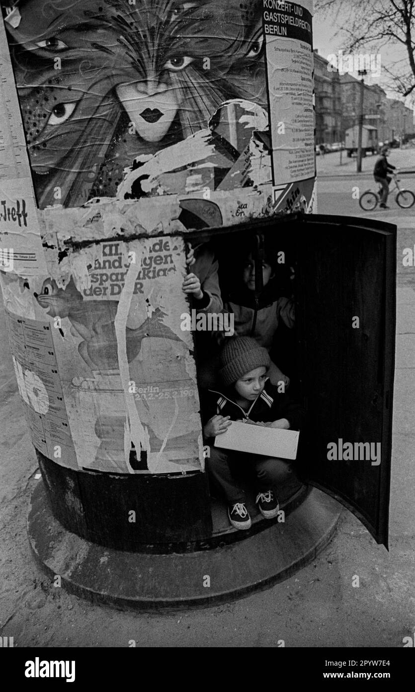 DDR, Berlin, 18.03.1989, Winder in einer Litfaßsäule, Plakate, Kollwitzplatz, Banque D'Images