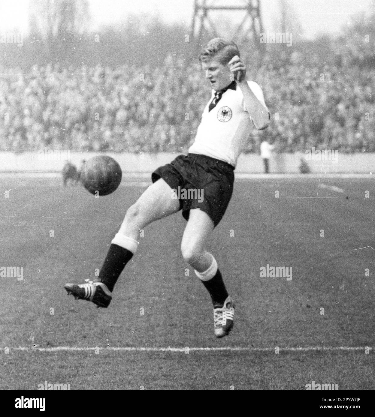 Match international des jeunes FRG Allemagne - Angleterre / 31.03.1957 / Karl-Heinz Schnellinger en action en maillot national [traduction automatique] Banque D'Images