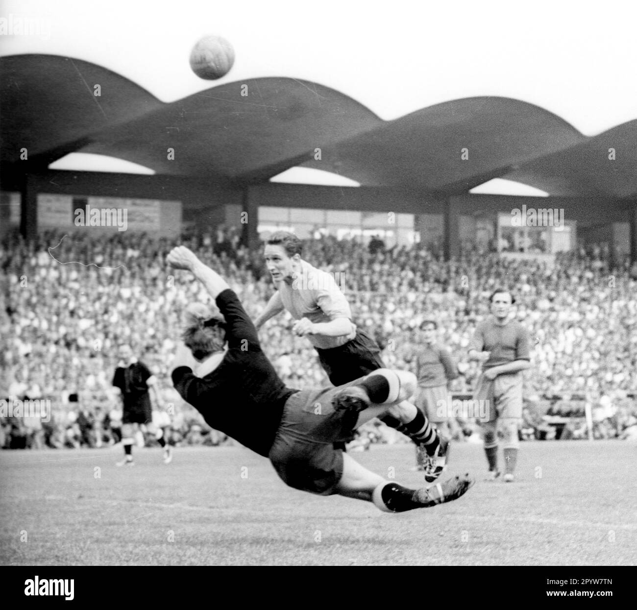 1. FC Kaiserslautern - Borussia Dortmund 2:3 09.06.1957 à Hanovre / gardien de but Willi Hölz (FCK) action contre Helmut Kapitulski (BVB) [traduction automatique] Banque D'Images